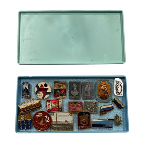 Lot of 19 Vintage USSR Russian Enamel Pins – Leningrad, Moscow, Hermitage - Picture 1 of 16